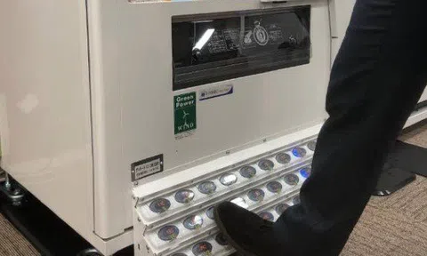 Clip: Độc đáo máy bán hàng tự động vận hành bằng chân