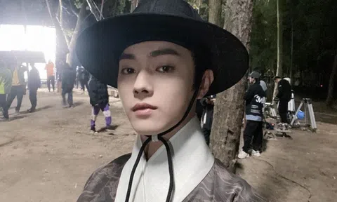 Hứa Khải gây tranh cãi vì mặc trang phục giống hanbok