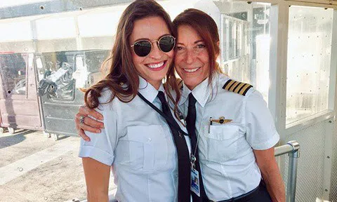 Hai mẹ con cùng trở thành phi công tại Mỹ