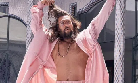 Vì sao Jason Momoa thích mặc đồ màu hồng?