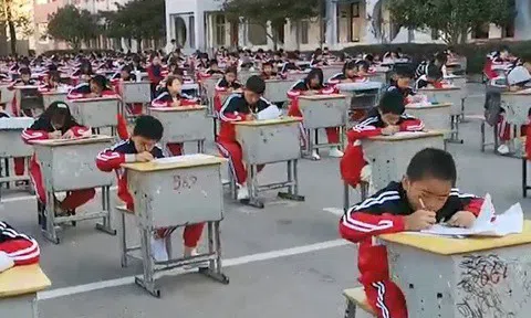 Hàng nghìn học sinh Trung Quốc thi ngoài trời để tránh gian lận