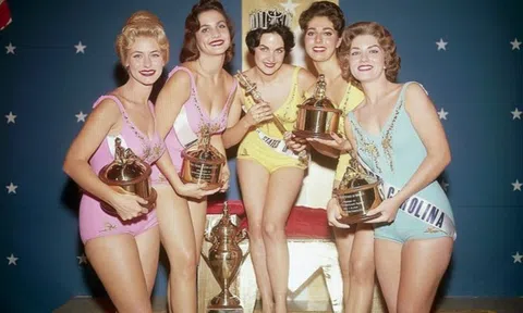 Hoa hậu Mỹ từng mặc bikini lúc đăng quang