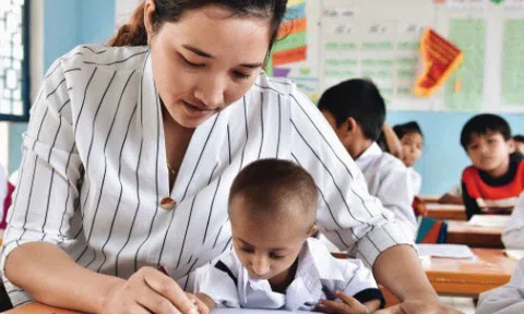 Bộ trưởng Phùng Xuân Nhạ gửi lời chia buồn tới gia đình cậu bé K’Rễ