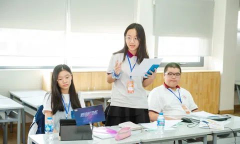 Học sinh tranh biện tiếng Anh về góc khuất và nội tâm con người