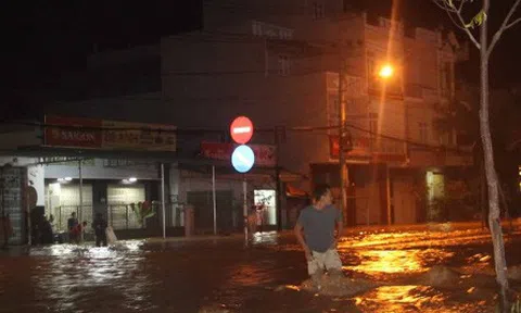 Bình Định: Nước lũ đổ về gây ngập cửa ngõ vào thành phố Quy Nhơn