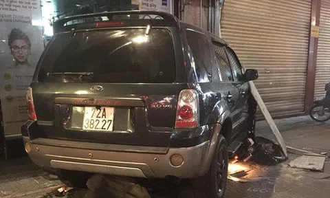 Ô tô "điên" tông nhiều xe máy, 4 người bị thương ở Sài Gòn