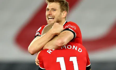 Southampton vươn lên dẫn đầu Premier League