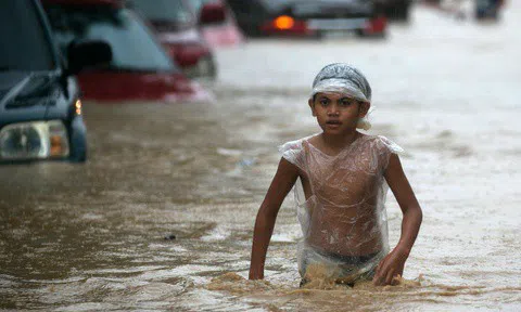 Bão Vamco nhấn chìm vùng thủ đô Philippines, hướng vào Biển Đông