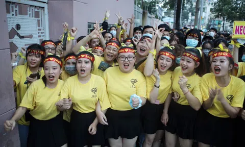 CĐV nữ xem Jack so tài Quang Hải trên sân cỏ