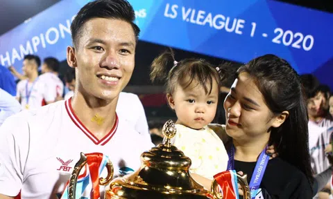 Cầu thủ CLB Viettel chia vui cùng vợ và bạn gái trong ngày vô địch