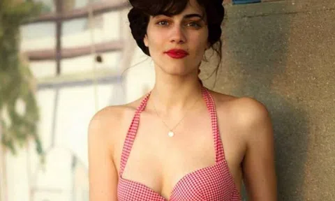 Cô giáo Pháp nổi tiếng vì ăn mặc đẹp