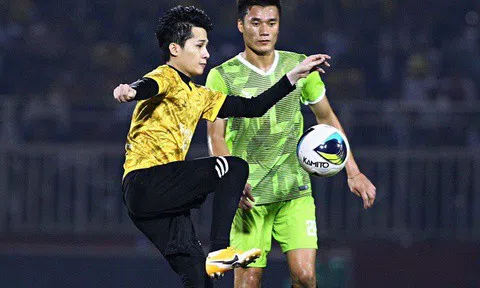 Jack bỏ lỡ cơ hội khi sút hụt bóng trước mặt Bùi Tiến Dũng