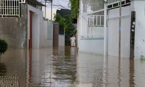 Bão tan nhưng dân phố biển Nha Trang vẫn bì bõm nơi nước ngập