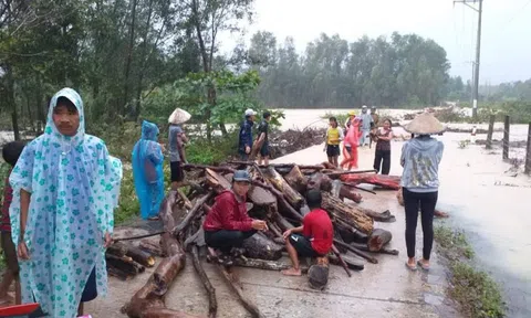 Bão số 12 khiến 2 người chết, hàng chục nhà dân bị hư hỏng nặng