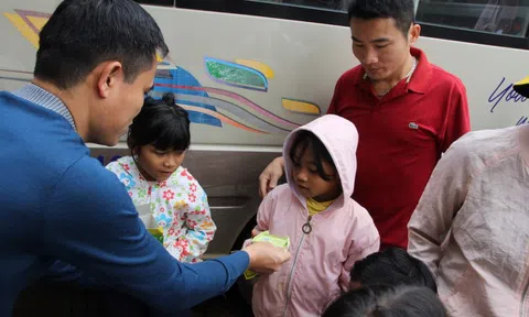 Mang nụ cười trở lại với địa phương bị cô lập hơn 1 tuần ở Quảng Trị