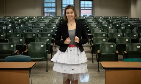 Chiếc váy tạo bởi 17 lá thư từ chối của cô gái trong ngày bảo vệ luận án tiến sĩ