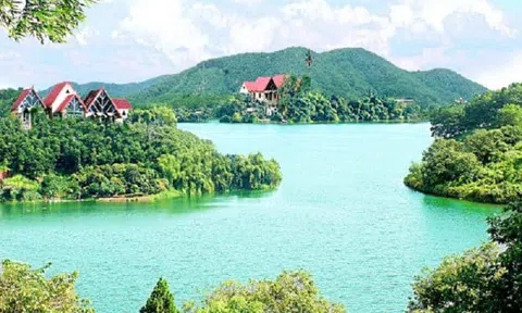 Đầm Ao Châu - Viên ngọc xanh trên vùng đất huyền thoại