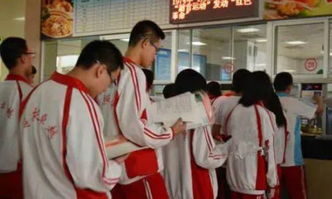 Học sinh Trung Quốc tranh thủ ôn bài trong giờ ăn trưa