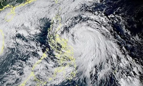 Bão số 13 giật cấp 17 đang áp sát các tỉnh miền Trung