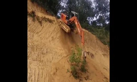 Clip: Cận cảnh pha "đổ đèo" điệu nghệ như trong phim của chiếc máy xúc