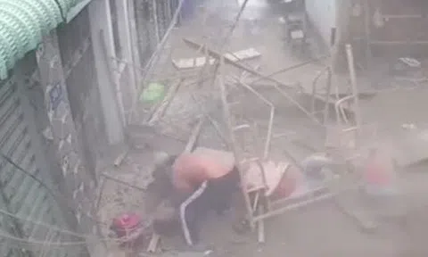 Sập giàn giáo công trình ở Sài Gòn, 3 người bị thương