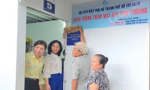 EVNHCMC trao tặng nhà tình thương cho hộ gia đình khó khăn