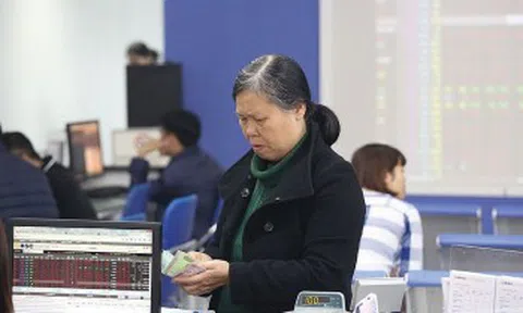 T12 - Sau 2 tháng "ngủ đông"...