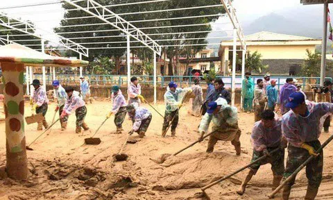 Bùn non ngập sâu 1 m, thầy cô dọn hơn nửa tháng