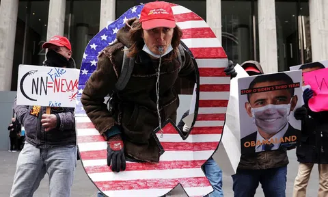 Tôn thờ Tổng thống Trump, nhóm cực hữu QAnon ngỡ ngàng sau thất bại