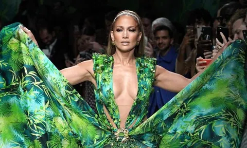 Dàn sao Hollywood mặc váy xẻ ngực giống Jennifer Lopez