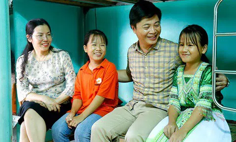 Thầy giáo đập tường rào nhà mình, xin đất làm sân bóng cho học sinh