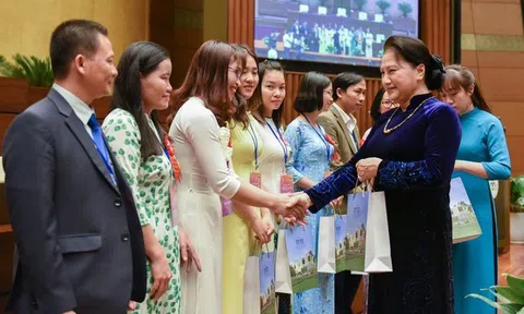 Chủ tịch Quốc hội Nguyễn Thị Kim Ngân: Đừng thấy sai sót nào đó chưa được để đánh giá, phủ nhận công lao của nhà giáo