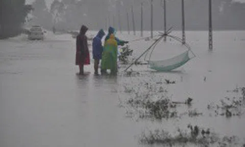 Nguy hiểm rình rập khi đánh bắt cá trong mưa lũ