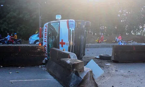 Bất ngờ xe cấp cứu tông dải phân cách lật ngang, hai người bị thương