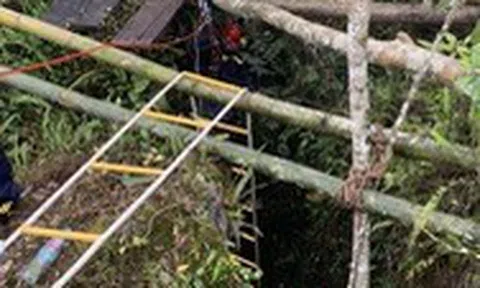 Một người rơi xuống hang sâu 150m mất tích khi đi tìm vàng