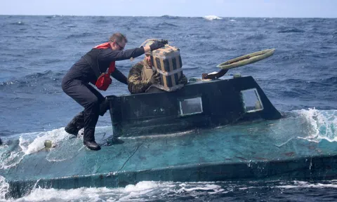 Bắt giữ tàu ngầm chạy điện chở số ma túy trị giá 120 triệu USD