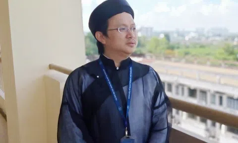 Thầy giáo TP.HCM mặc áo dài mỗi khi đi dạy