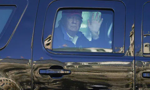 'Ông Trump đang ném đá qua cửa sổ'