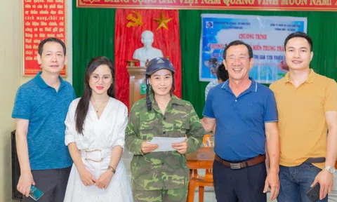 Trao máy lọc nước và vật phẩm tiếp sức cho người dân miền Trung tái thiết cuộc sống