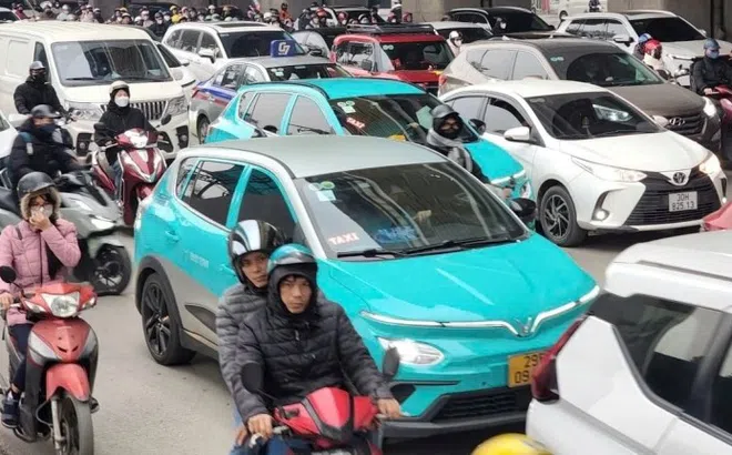 Doanh nghiệp và tài xế chạy taxi xăng tại Hà Nội lưu ý: Cơ chế hỗ trợ lãi suất, giảm lệ phí khi chuyển sang xe điện