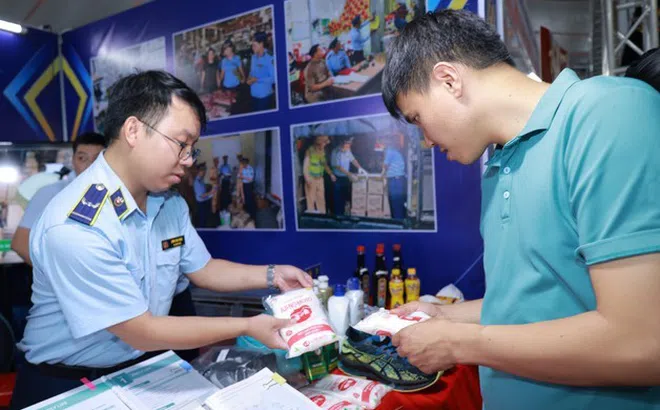 Soi “hàng giả” khác “hàng thật” ngay tại hội chợ lớn nhất miền Trung – Tây Nguyên